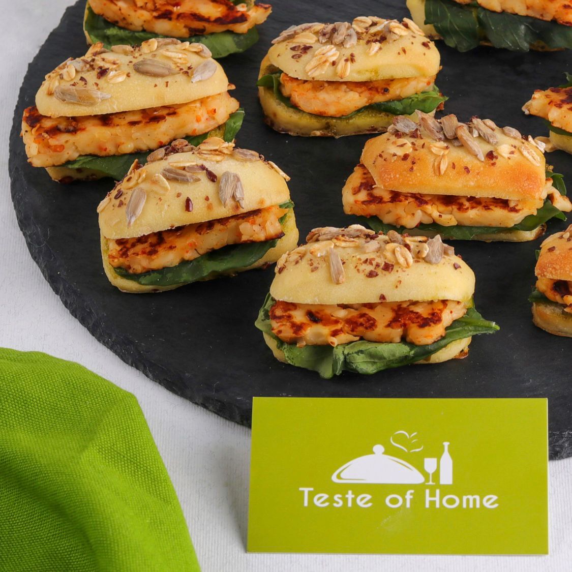 عجينة بالبيستو و جبنة الحلومى