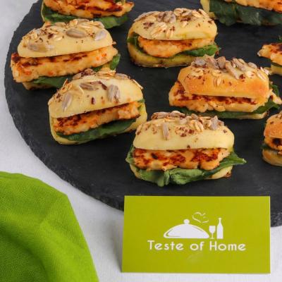 عجينة بالبيستو و جبنة الحلومى